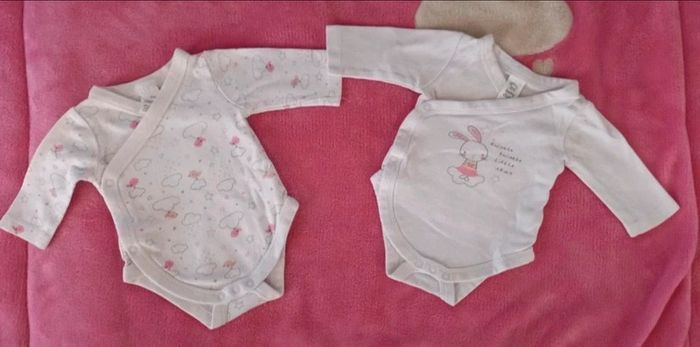 Lot de 2 bodies Baby club taille 1 mois en très bon état