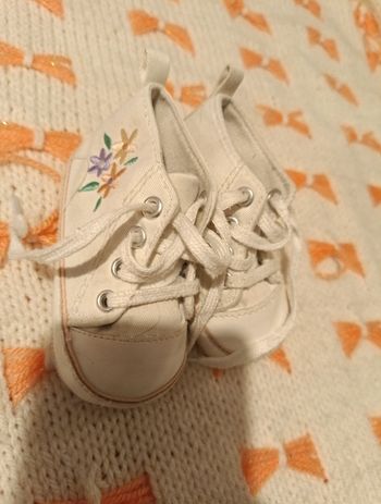 Petites baskets bébé fleuries – 6/9 mois