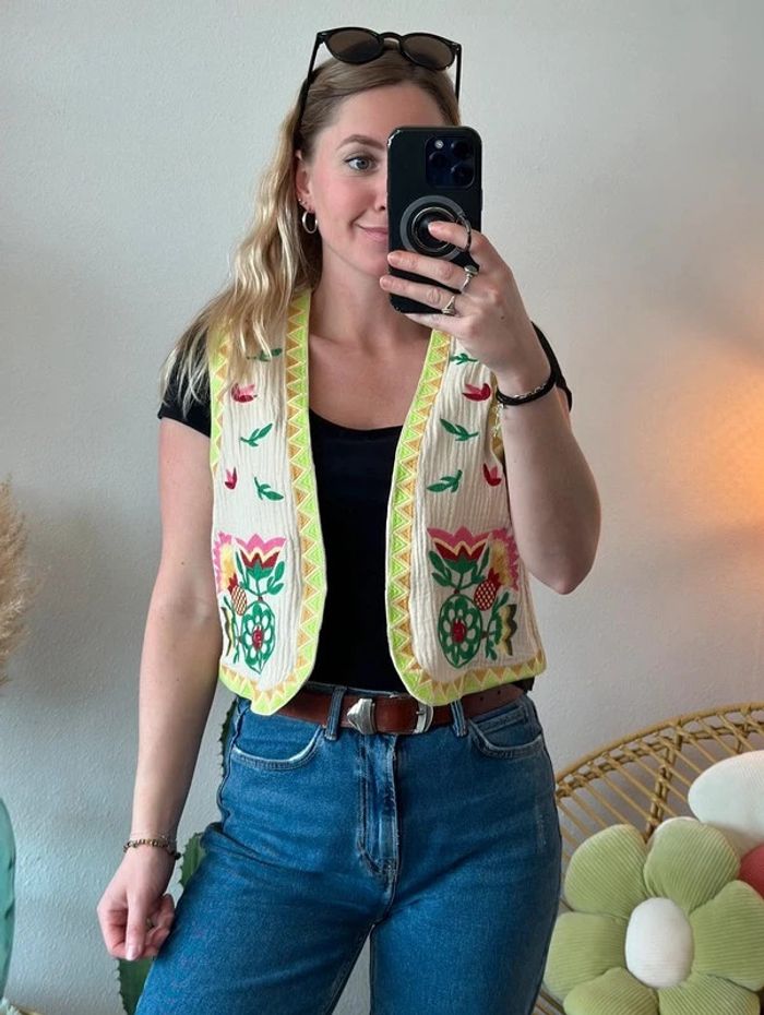 Gilet sans manches façon gaze de coton brodé de fleurs colorées, taille 36 - photo numéro 3