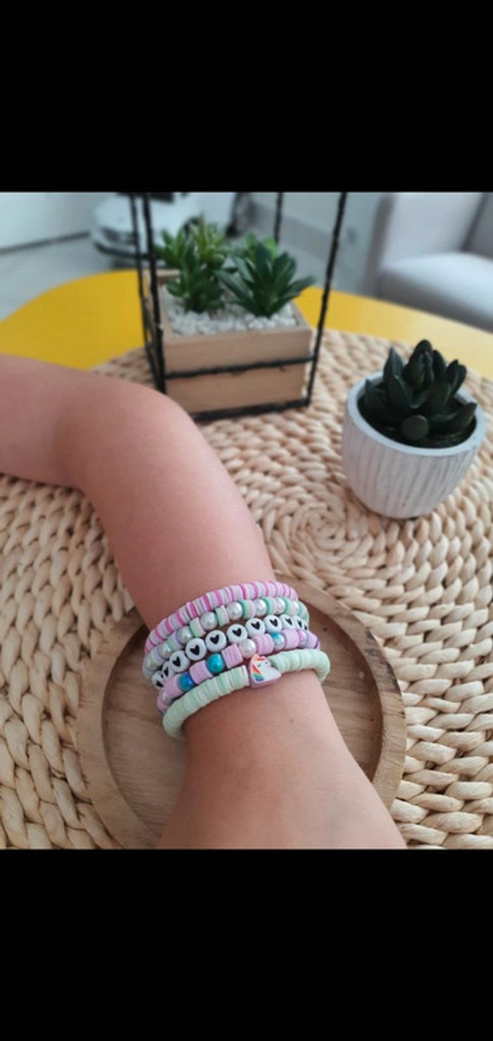 5 bracelets en perles neufs