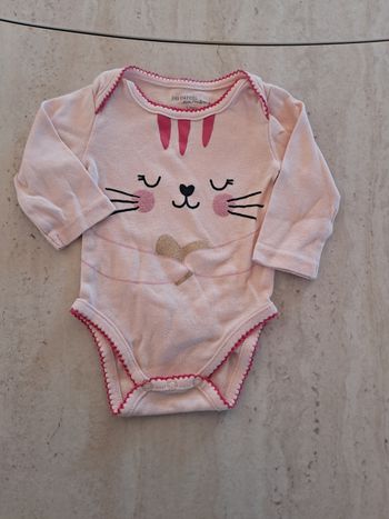 Body 1 mois bébé fille