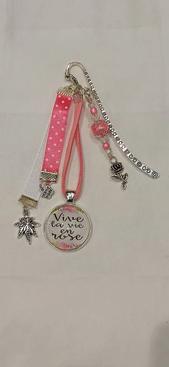 Cadeau pensées positives, bijoux de sac ou marque page " vivre la vie en rose"