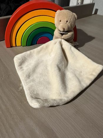 Doudou et compagnie Ours beige avec mouchoir blanc