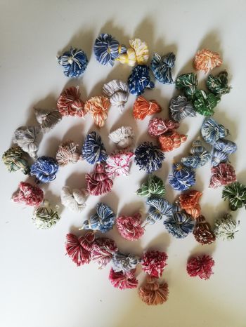 Lot de 50 pompons multicolores pour loisirs créatifs