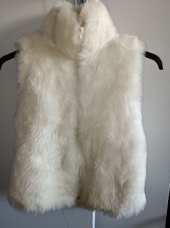 Gilet sans manches en fausse fourrure blanche