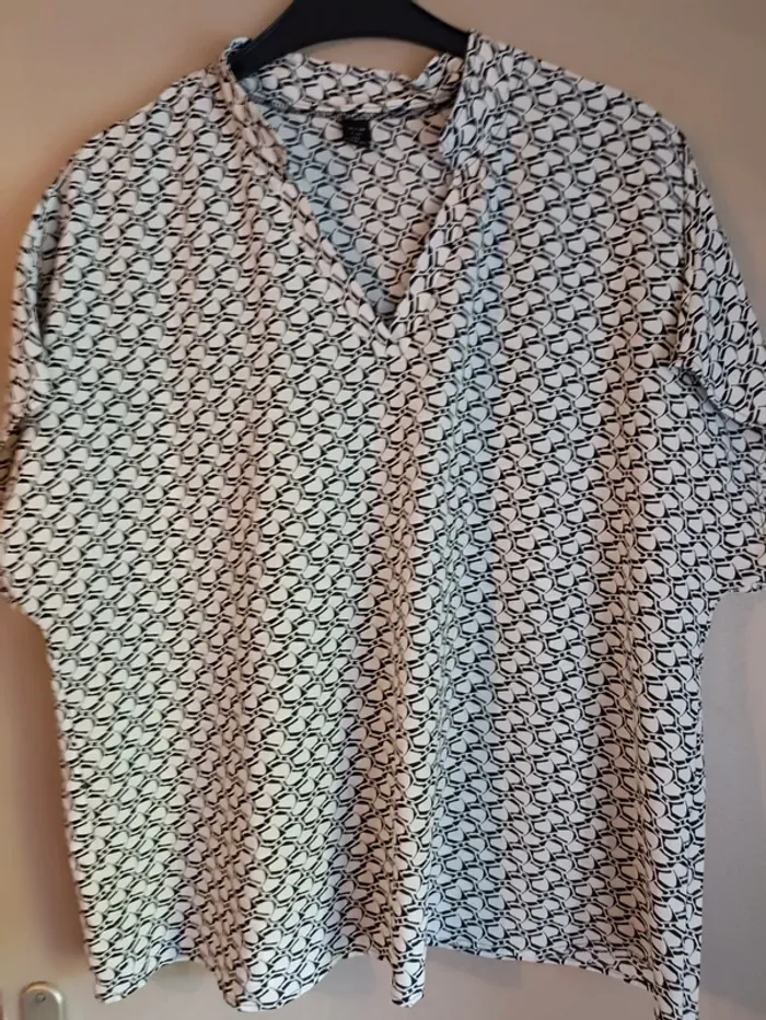 Jolie blouse neuve taille 44/46