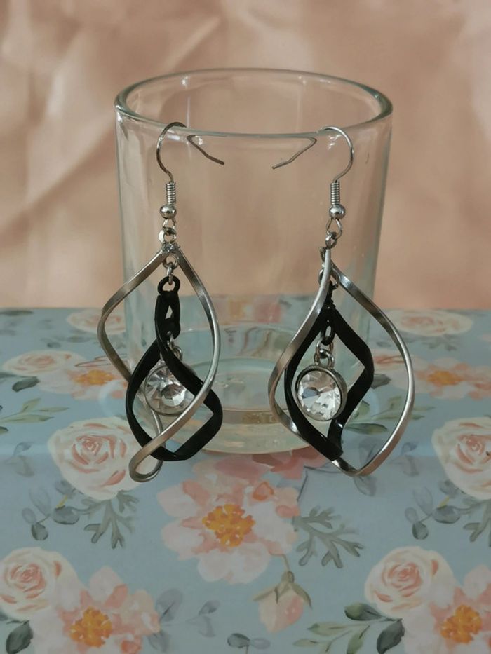 Boucles d'oreilles. Noir. Argenté.