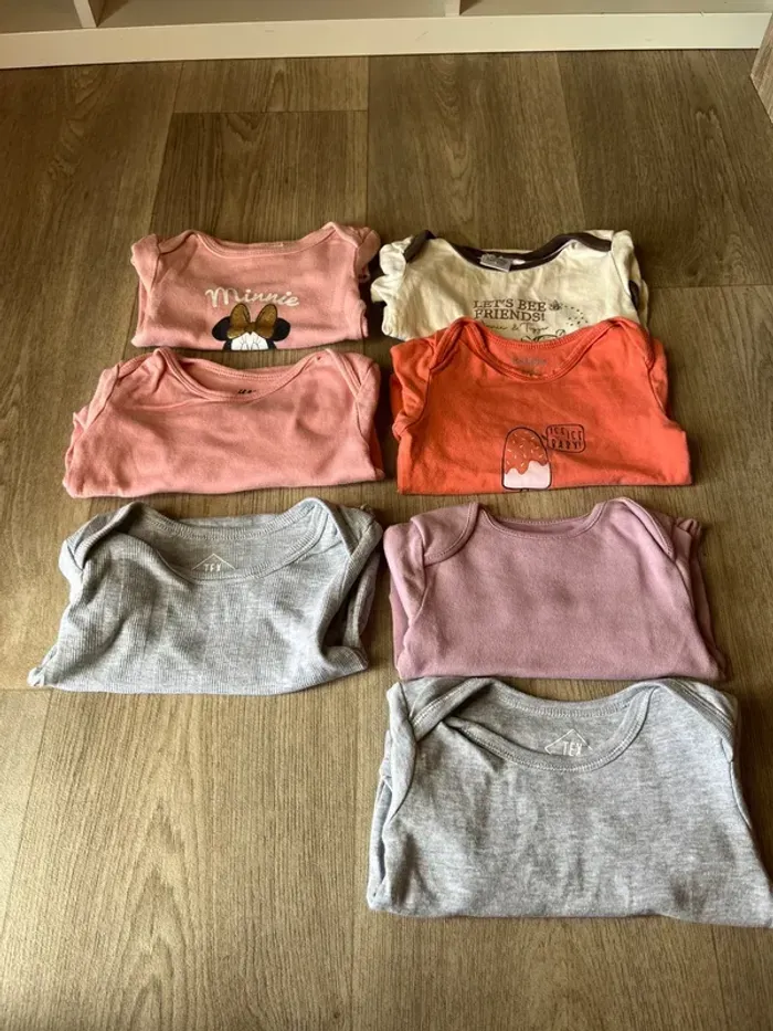 Lot bodies fille 3-6 mois