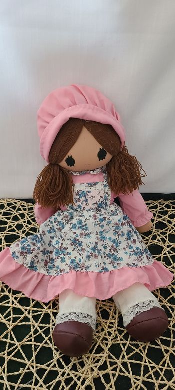 Poupée ancienne en tissu classique à tête et corps rembourrés vêtue de ses vêtements d’époque, de sa