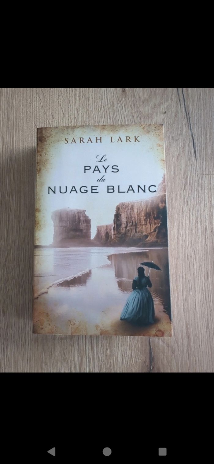 Livre le pays du nuage blanc Sarah lark.