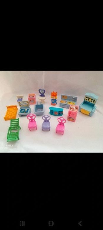 Figurine avec ses petits meubles