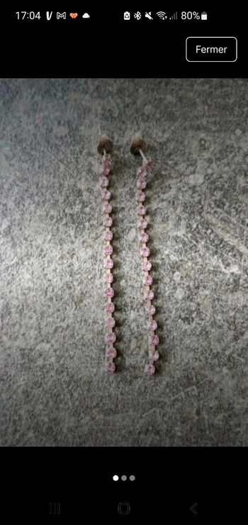Boucles d'oreilles roses.
