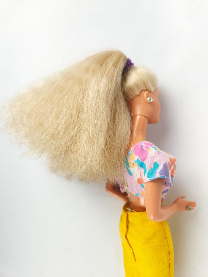 Poupée Barbie avec haut à motifs floraux et robe jaune - Mattel - photo numéro 5