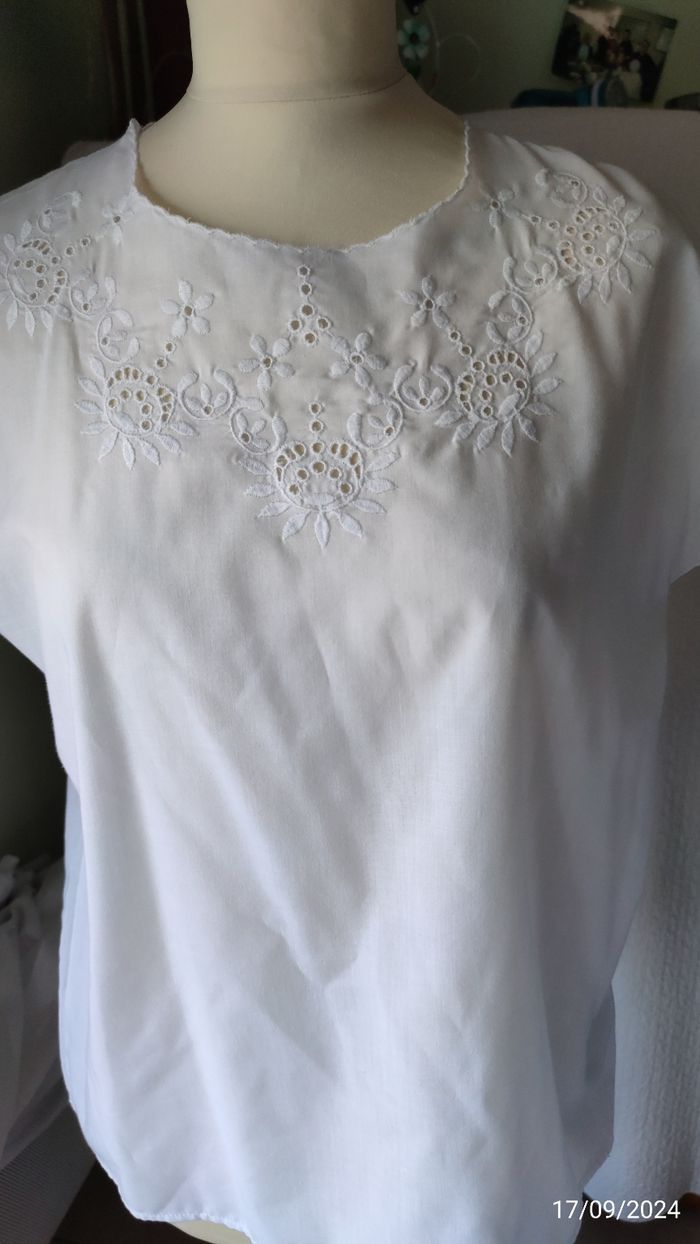 Blouse blanche avec jolie broderie T42/44 - photo numéro 3