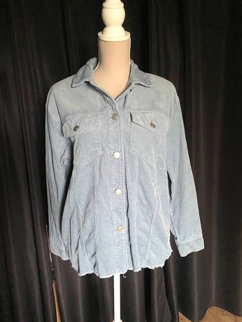 Sur chemise bleue en velours côtelé