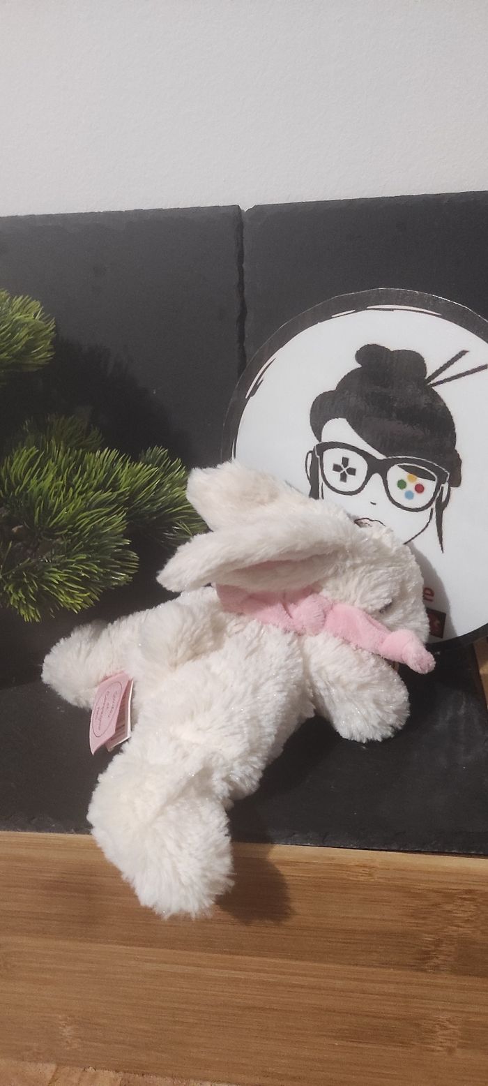 Peluche Lapin Bonbon Doudou et Compagnie Rose couché blanc ruban écharpe noeud - photo numéro 2