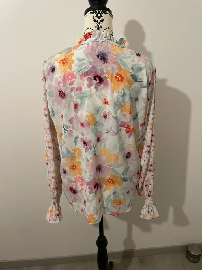 Blouse Milan Kiss fleuri taille M - col lavallière et manches bouffantes - photo numéro 5
