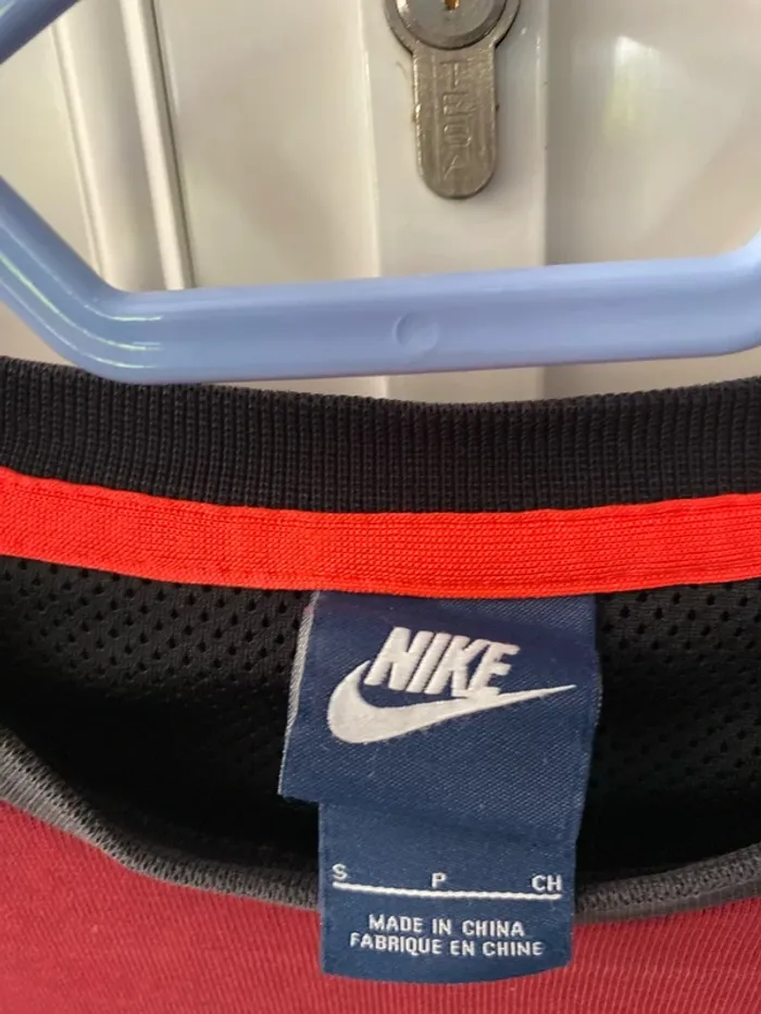 Superbe sweat Nike vintage bordeaux et noir taille S/36 en très bon état général - photo numéro 3