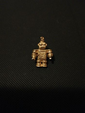 Pin's petit Robot doré relief