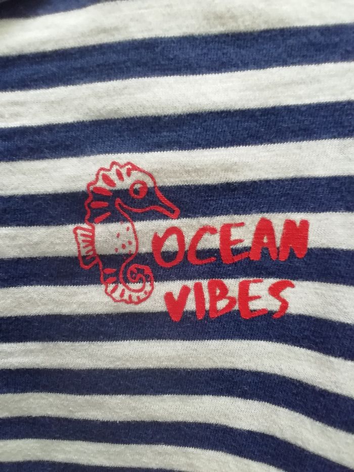 Vends t-shirt garçon été rayé bleu et blanc avec motifs sur le devant - photo numéro 2