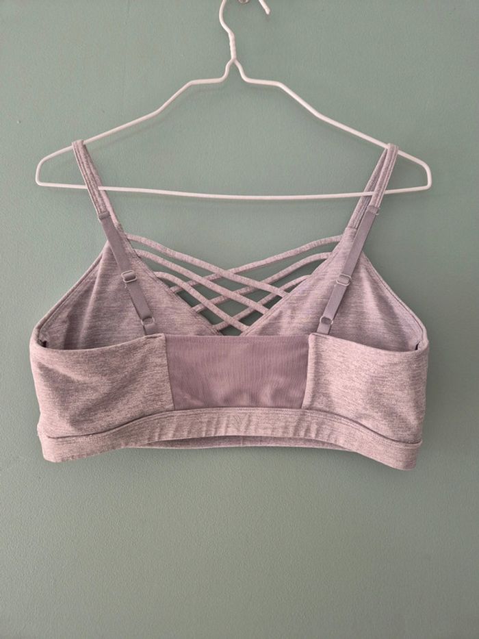Brassière de sport grise, taille 40, forever 21 - photo numéro 2