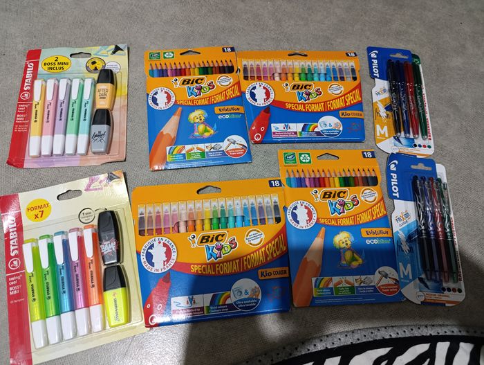 Lot de fournitures scolaires - photo numéro 2