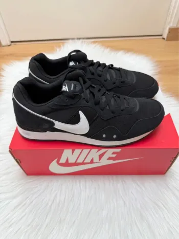 Nike Venture Runner – Taille 44.5 – noir/blanc – Neuf avec étiquette