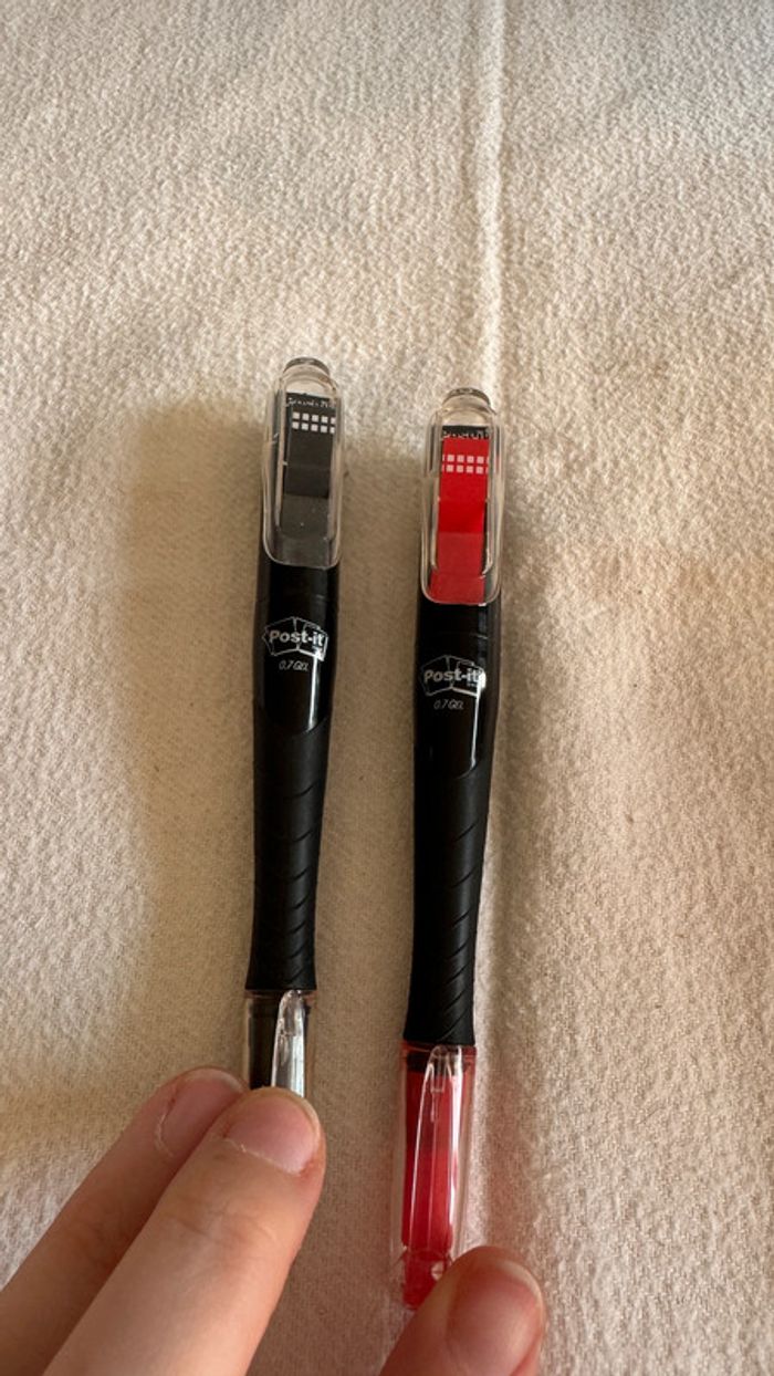 Ensemble de 2 stylos à gel avec des post it (noir, et rouge)