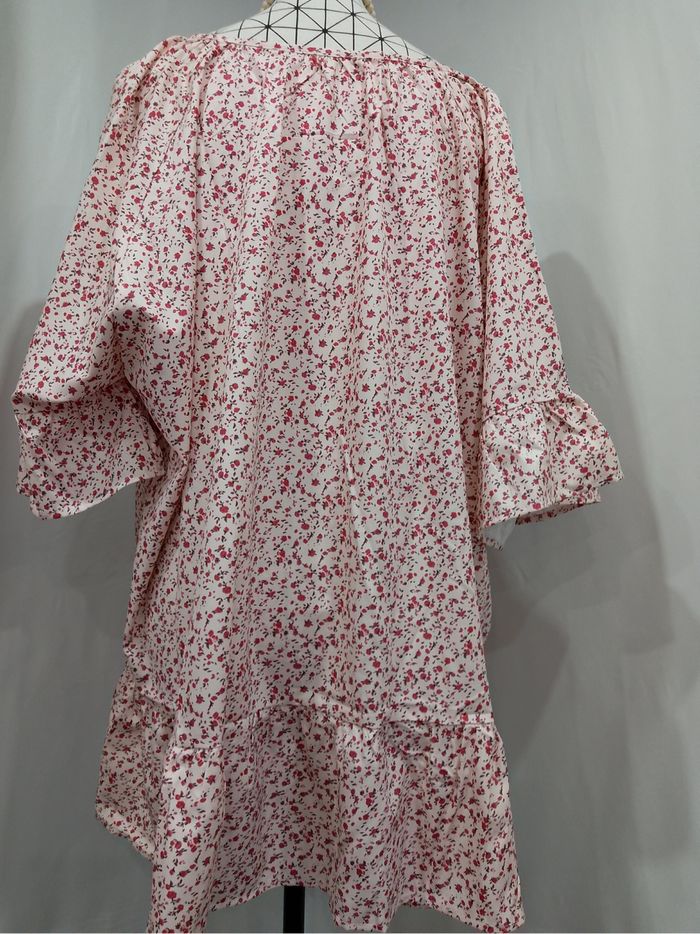 Blouse élégante grande taille 60/62 rose à imprimé floral – manches froncées et col rond, style décontracté chic toutes saisons - photo numéro 2