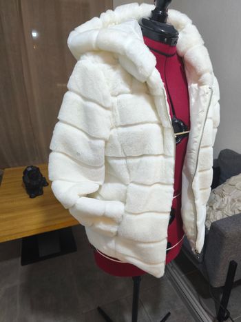 Veste douce et chaude, avec capuche et fermeture éclair.