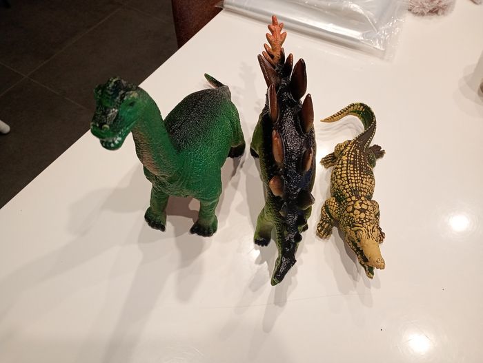 Lot dinosaures et crocodile