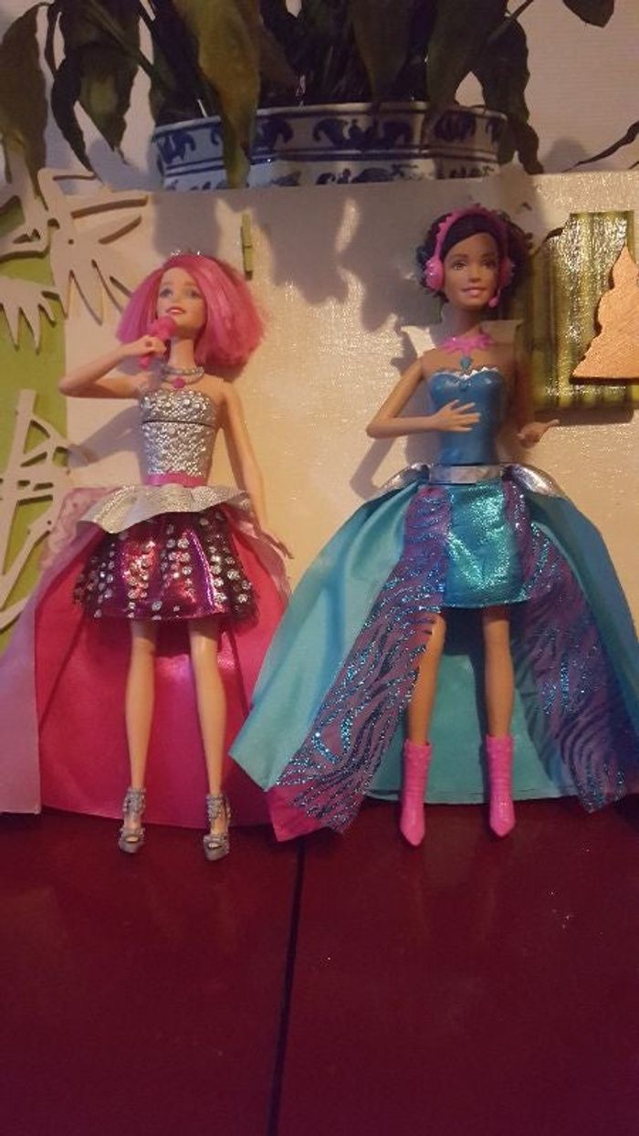 2 barbies  rock&royale  bon états fonctionne