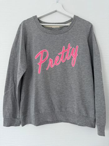 Pull sweat gris clair basique avec écriture rose à manches longues