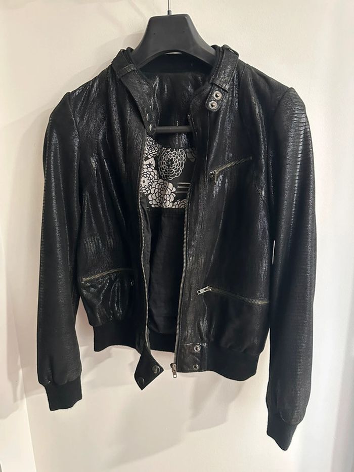 Veste en cuir noire effet brillant écaille NAFNAF 36
