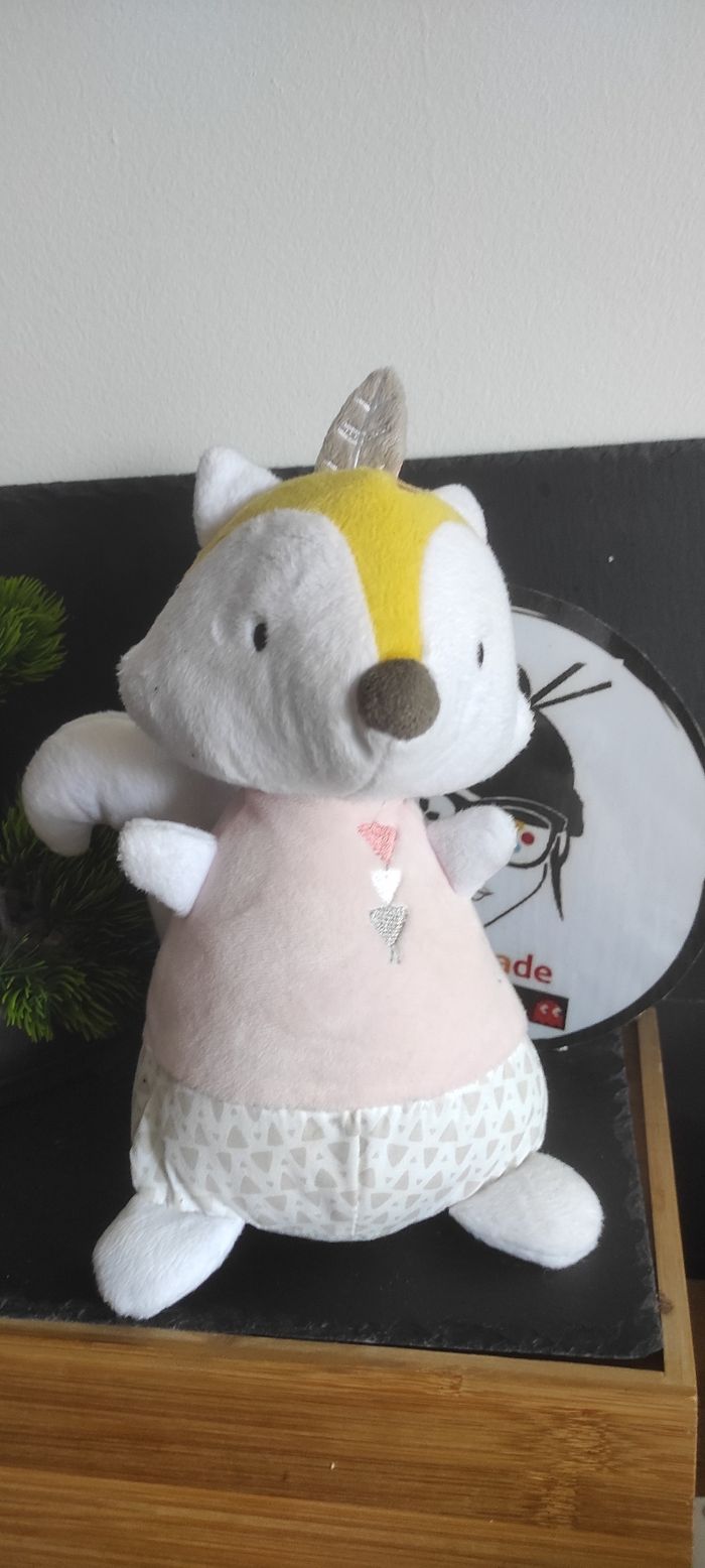 doudou peluche renard bébé 9 indien rose plume jaune blanc gris triangle doudou