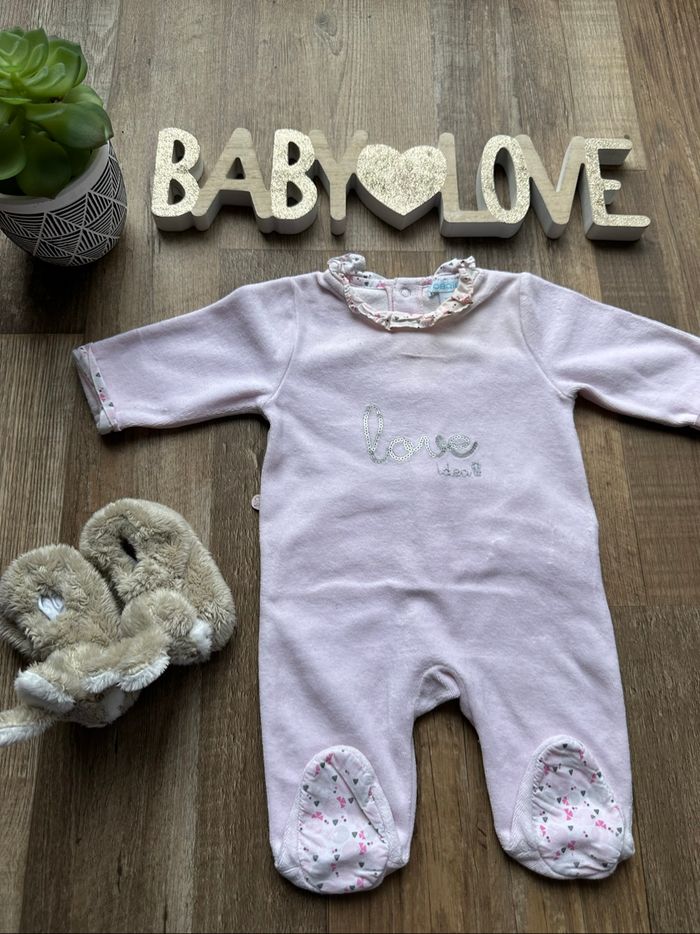 - Pyjama Obaibi    - 1 mois - bon état, tache que le col