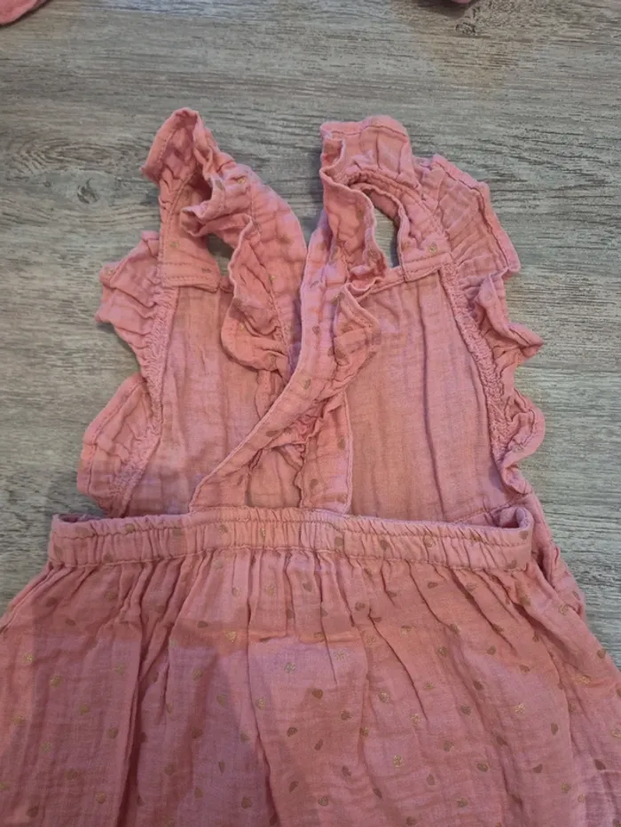 Robe été rose en gaze de coton avec coeur doré,  culotte et chapeau - photo numéro 5