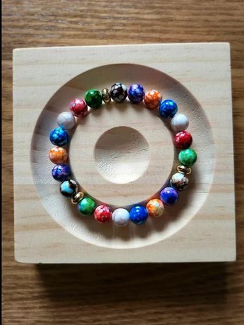 Bracelet perles marbrées multicolores – style bohème chic – anneaux dorés – élastique