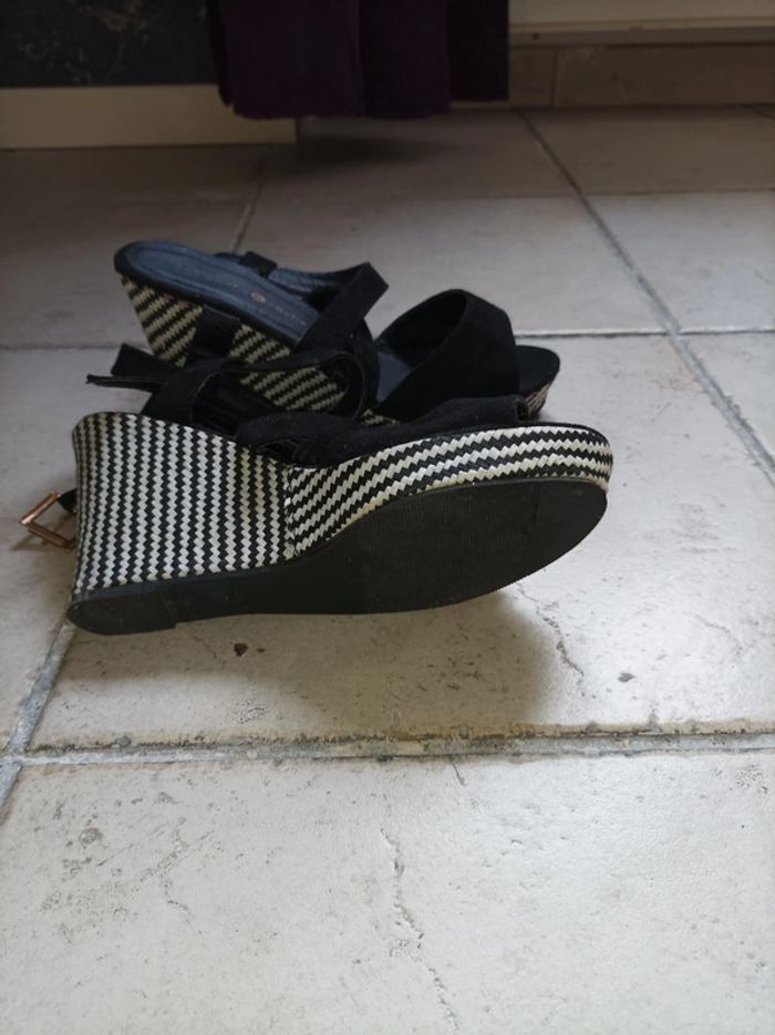 Sandales compensées femme noire - photo numéro 3
