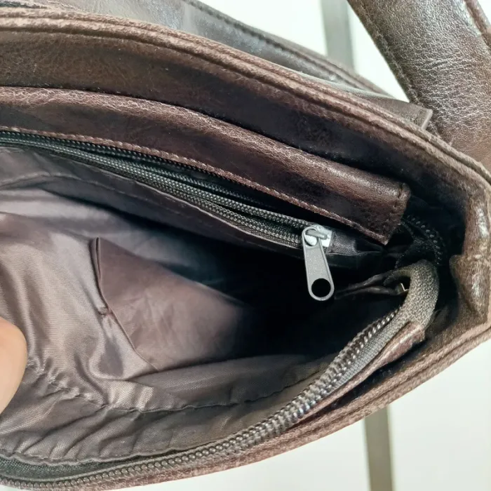 Sac besace marron chocolat effet cuir à rabat pression et bandoulière réglable S040 - photo numéro 8