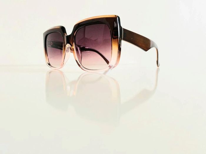 Lunette de soleil femme rectangulaire bordeaux et orange verres dégradés uvprotection catégorie 3