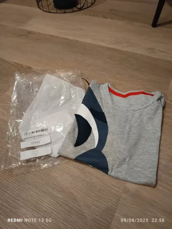 Magnifique tee shirt requin taille 10 ans