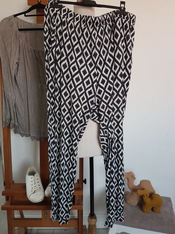 Sarouel noir et blanc. H&M. Taille L 42, tour taille 82cm, entrejambe 42cm, haut 103cm.