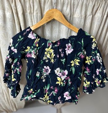 Top, fleuri, épaule dénudée