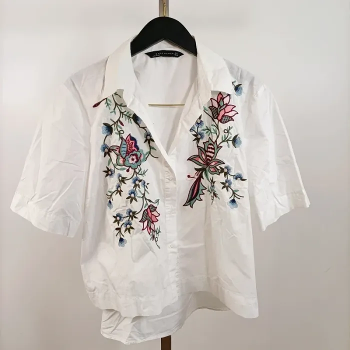 Chemise blanche brodée Zara – 100 % coton – manches courtes, col tailleur taille L A804