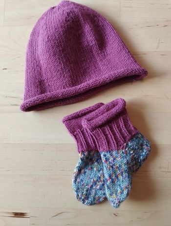 Bonnet et chaussettes tricotées assorties