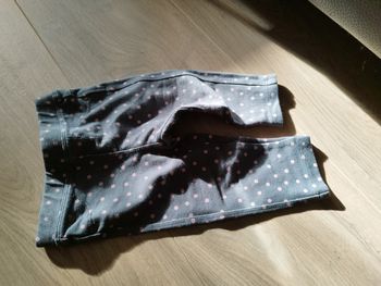 1  legging couleur grise (pois roses)