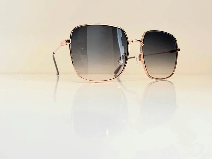 Lunette de soleil femme carrée bronze verres dégradés uvprotection catégorie 2