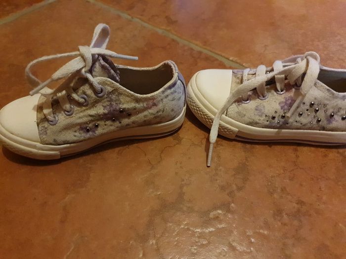 baskets taille 24 brillantes mauve fleurie - photo numéro 2