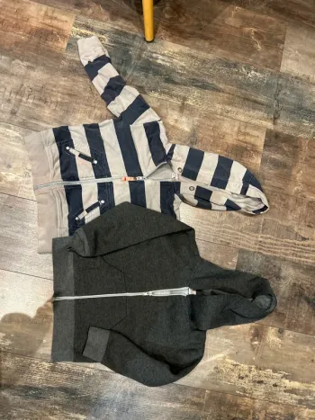 Lot gilets gris et rayé